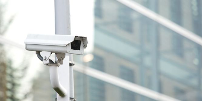 Illuminazione e videosorveglianza: combinare sistemi per rafforzare la sicurezza degli ingressi