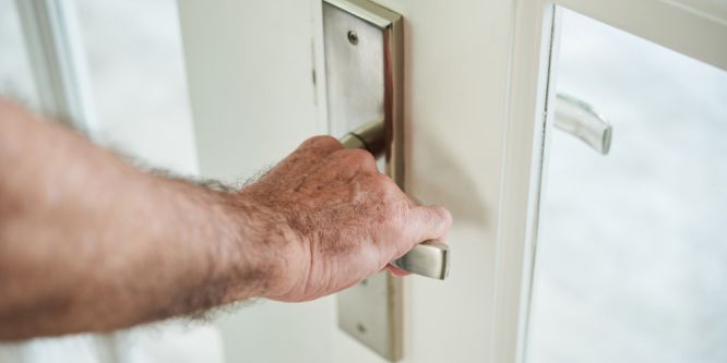 Porta di ingresso bloccata: cosa si può fare per risolvere il problema?