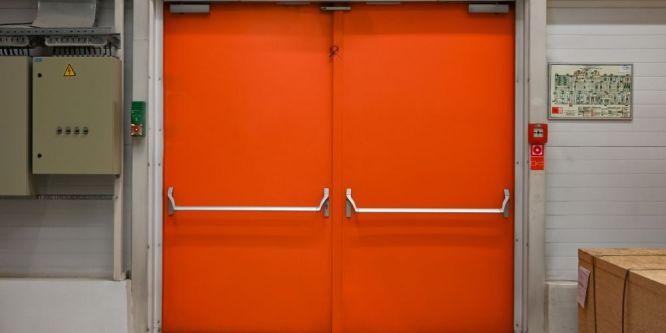 Porte d’emergenza in contesti commerciali: normative e manutenzione preventiva