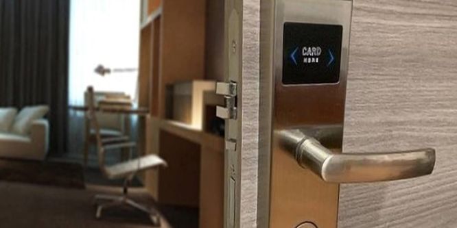 Serrature elettroniche vs. meccaniche: vantaggi e svantaggi per la sicurezza della tua casa