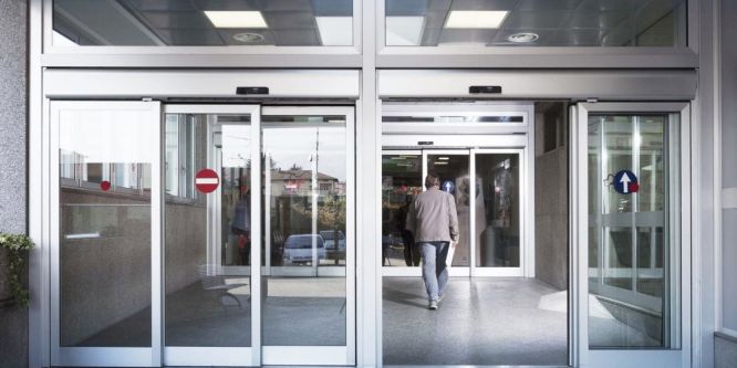 Come installare un sistema di chiusura automatica per porte
